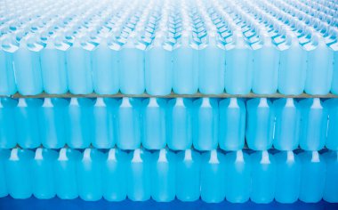 Temizlik ve sterilize etmek için kullanılan alkol depoda bir galonda saklanır. Coronavirus Covid-19 'u sterilize etmek için bir sürü alkol jeli. Coronavirus koruması için satılacak ürünler (Covid 19).