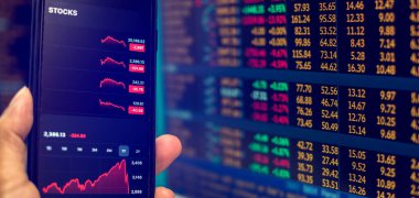 Akıllı telefonda kırmızı grafik. Bulanık bilgisayar monitörü hisse senedi fiyatlarındaki düşüşü gösteriyor. Covid 19 ve Dünya Yakıt Enerjisi 'nden ekonomik kriz kavramları.