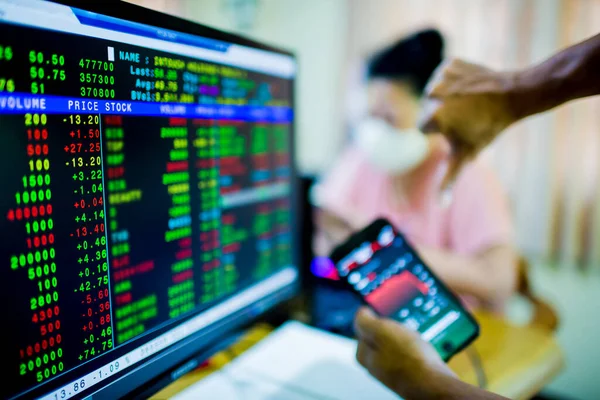 Börsverksamhet Visning Börsnoteringar Med Suddig Röd Graf Smartphone Och Patienten — Stockfoto