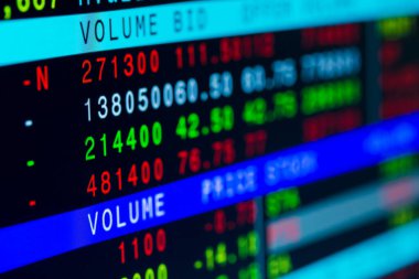 Seçici odak etkisi olan borsa iş konsepti. Borsa alıntılarının gösterimi. Elektronik panoda kırmızı ve yeşil sayılar var..