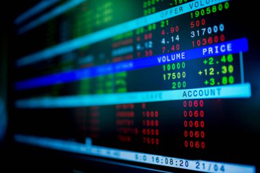 Seçici odak etkisi olan borsa iş konsepti. Borsa alıntılarının gösterimi. Elektronik panoda kırmızı ve yeşil sayılar var..