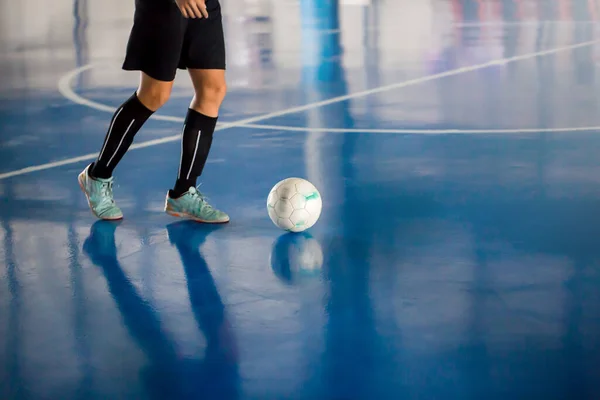 Futsal Játékos Szabályozza Labdát Lőni Gólt Beltéri Foci Sportcsarnok Futball — Stock Fotó