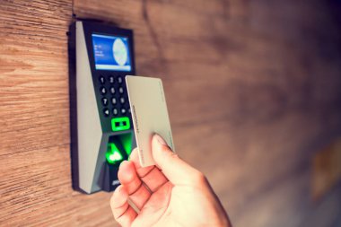 Personelin elinde evdeki ya da evdeki kapıları kilitleyip açmak için bir anahtar kartı var. Erişim için elektronik kart anahtarı kullanıyor. Kapıları açmak için elektronik anahtar ve parmak tarama erişim kontrol sistemi