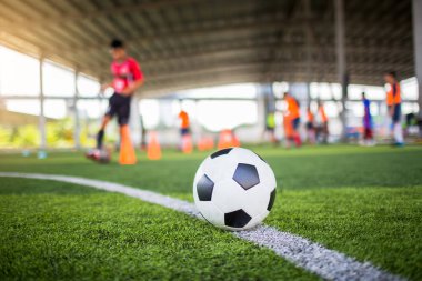 Yeşil suni sahada futbol, bulanık futbol takımı eğitimi. Kalenin önündeki beyaz virajdaki top..
