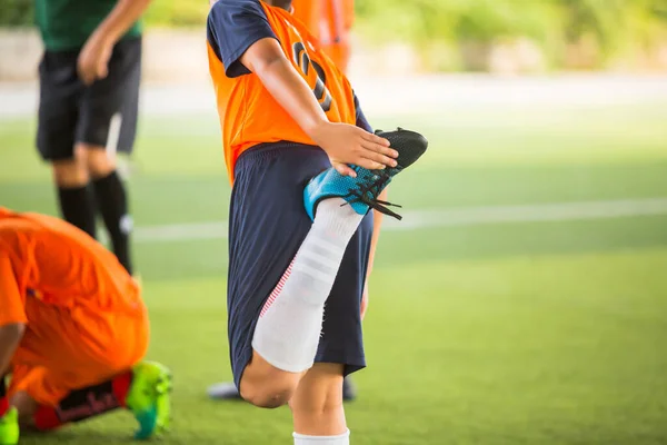 Jogador Futebol Está Esticando Mãos Para Pegar Seus Pés Aquecer — Fotografia de Stock