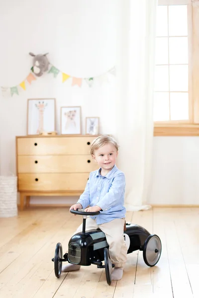 Niño Pequeño Niño Feliz Montar Juguete Coche Vintage Chico Gracioso —  Fotos de Stock