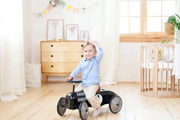 Kleine Jongen Gelukkig Kind Rijden Speelgoed Vintage Auto Grappig Kind — Stockfoto