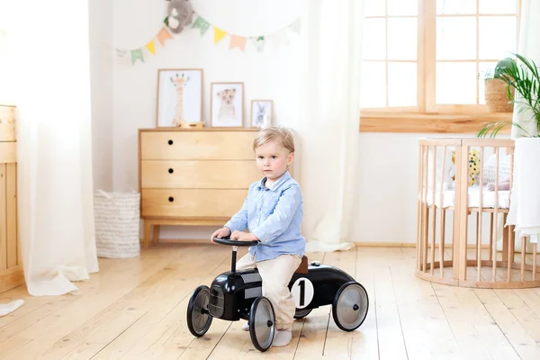 Kleine Jongen Gelukkig Kind Rijden Speelgoed Vintage Auto Grappig Kind — Stockfoto