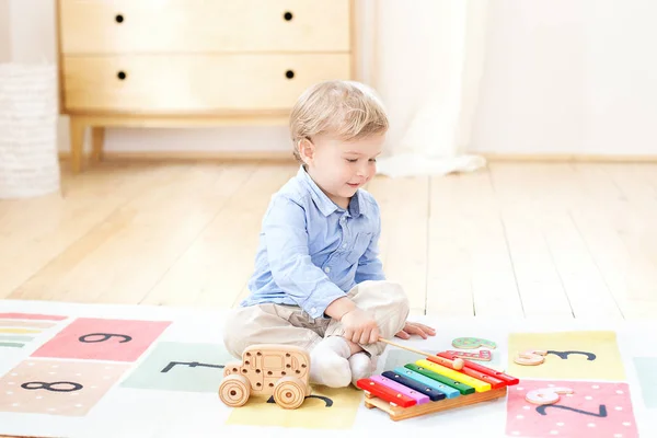 Boy Plays Kindergarten Xylophone Boy Playing Toy Musical Instrument Xylophone — ストック写真
