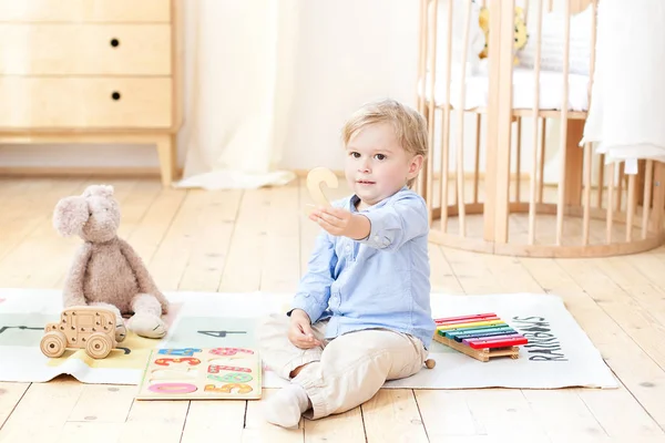 Bir Çocuk Tahta Oyuncaklarla Oynar Numarayı Gösterir Bir Çocuk Için — Stok fotoğraf