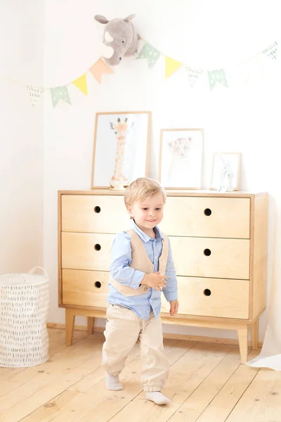 Een Jongetje Legt Speelgoed Een Scandinavische Mand Voor Een Kinderkamer — Stockfoto