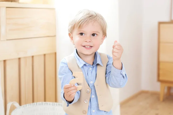 Kleine Jongen Een Vrolijke Lachende Jongen Houdt Een Figuur Zijn — Stockfoto