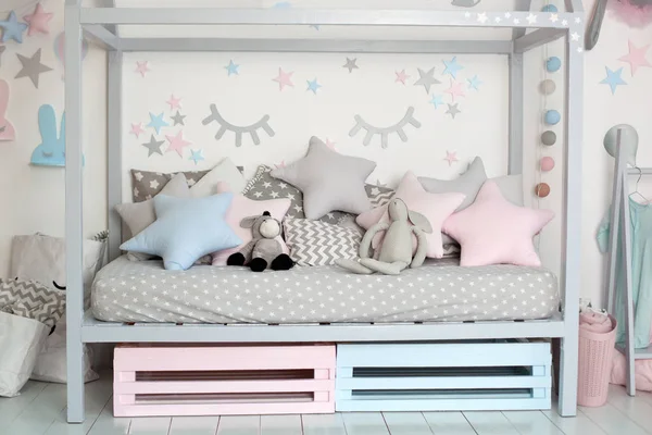 Intérieur Une Chambre Enfants Avec Lit Bois Forme Maison Décor — Photo