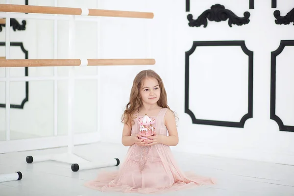 Mała Balerina Sukience Siedzi Lekcjach Tańca Podłodze Dziewczynka Trzyma Karuzelę — Zdjęcie stockowe