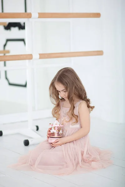 Słodka Dziewczynka Marzy Zostaniu Baletnicą Mała Balerina Sukience Siedzi Lekcji — Zdjęcie stockowe