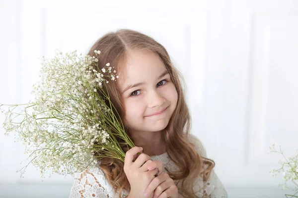 Ritratto Ravvicinato Bambina Con Bouquet Gypsophila Affascinante Bambina Con Capelli — Foto Stock