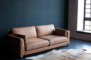 İçerisi lüks bir oturma odası. Pencerenin yanındaki karanlık odada kahverengi deri kanepe. Hakiki deriden yapılmış halı. Grunge 'un içi. Ofisin iç işleri. Çatı katı. Klasik iç mekan. Antika kanepe.