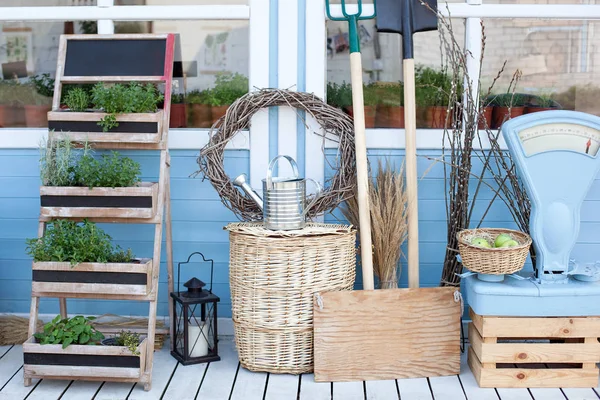 Skörda Wicker Korgar Bredvid Trädgårdsutrustning Vid Väggen Lantligt Hus Inredning — Stockfoto