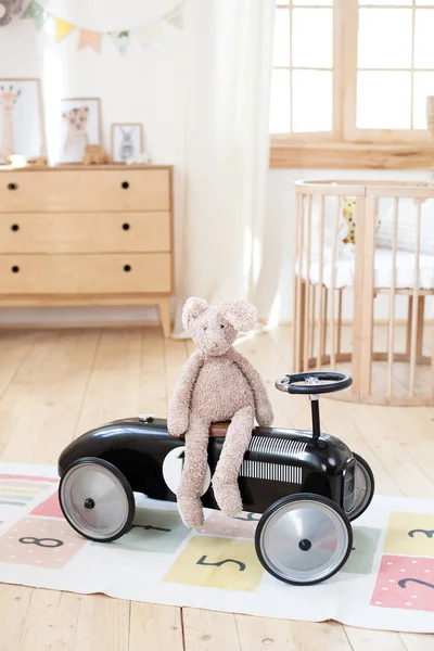 Conejo Felpa Está Sentado Coche Carreras Vintage Para Niños Habitación —  Fotos de Stock