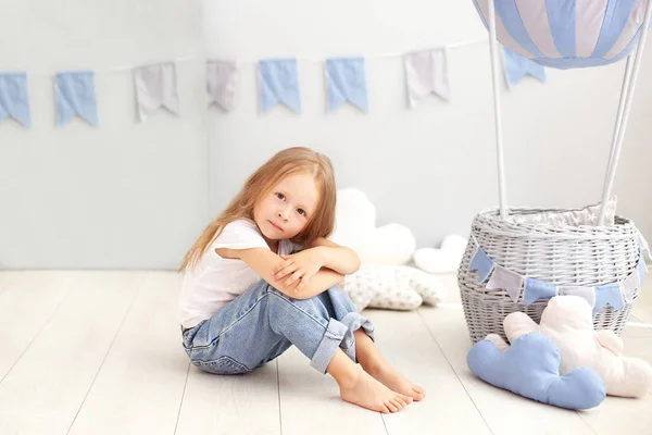 Pequeña Niña Hermosa Una Camiseta Blanca Jeans Sienta Fondo Globo —  Fotos de Stock