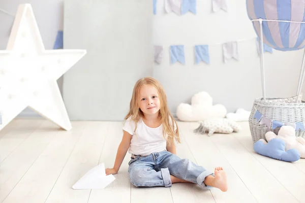 Schattig Klein Meisje Casual Kleding Speelt Kleuterschool Houdt Een Papieren — Stockfoto