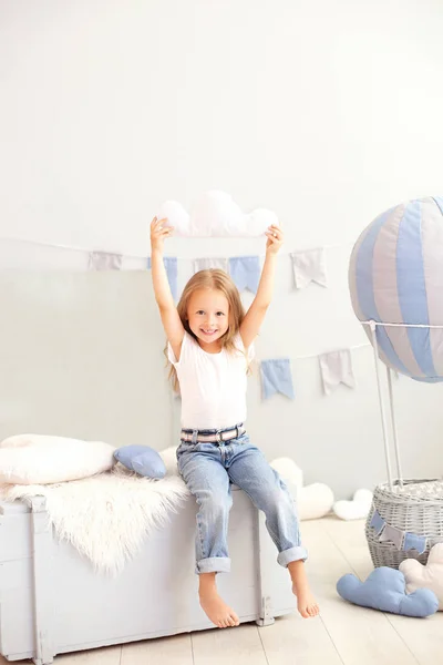 Mała Dziewczynka Luźnych Ubraniach Trzyma Poduszkę Chmury Tle Ozdobnego Balonu — Zdjęcie stockowe