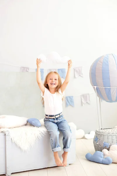 Una Niña Con Ropa Casual Sostiene Una Almohada Nubosa Sobre —  Fotos de Stock