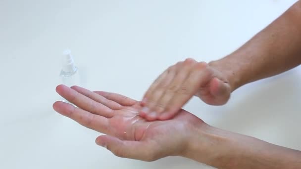 コロナウイルス 閉じ手の男は消毒スプレーを適用します 人は細菌を殺すために手に消毒剤をスプレーする 男はCovid19を保護するためにアルコールベースの液体で手をきれいにします 手を洗浄するための消毒剤 — ストック動画