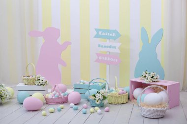 Paskalya! Paskalya odasının içi çok renkli. Bir sürü renkli Paskalya yumurtası, tavşanlar ve çiçek sepetleri! Çocuk oyun odası. Bahar odası dekorasyonu ve paskalya dekorasyonu. Bahar evi dekoru ve bahar çiçeği