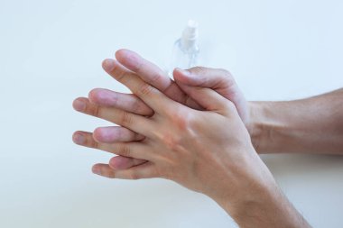 Koronavirüsü, mikrop ve bakterileri, sağlık hizmetleri konseptini, 8 adım el yıkama önleme kovid19 'u korumak için çamaşır yıkama jeli pompası kullanan bir erkek eli. Kapalı el dezenfektan spreyi uygular