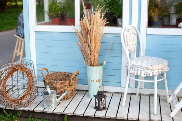 Fachada Azul Acogedora Casa Con Hermoso Jardín Verano Hermosa Casa —  Fotos de Stock