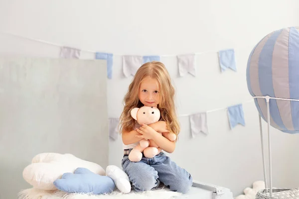 Dolce Ragazza Rossa Sta Abbracciando Orsacchiotto Casa Sorridente Bambina Bionda — Foto Stock