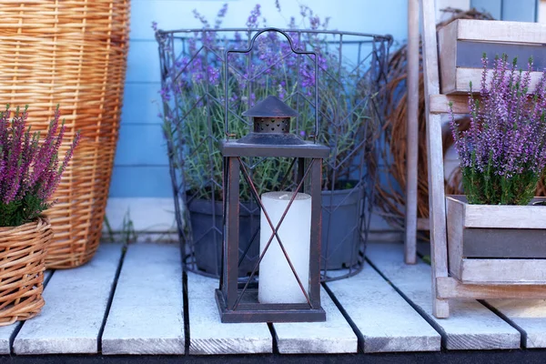 Gran Farol Calle Con Vela Suelo Madera Terraza Moderna Jardín —  Fotos de Stock