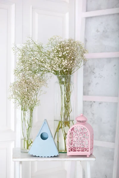 Gypsophila Flowers Vases Table Vintage Birdcages Blue Birdhouse Gypsophila Bouquets — Stock Photo, Image
