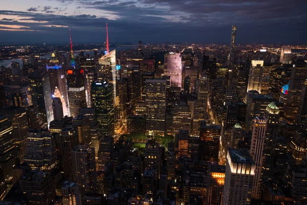 Manhattan new york city streets bei Sonnenuntergang — Stockfoto