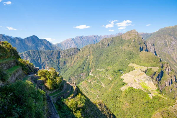 Machu Picchu - View from Huayna Picchu mountain on Machu Picchu and old ruins — Stock Photo, Image