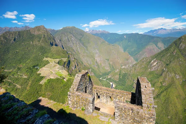 Machu Picchu - Machu Picchu 'daki Huayna Picchu dağından ve eski harabelerden görüntü — Stok fotoğraf