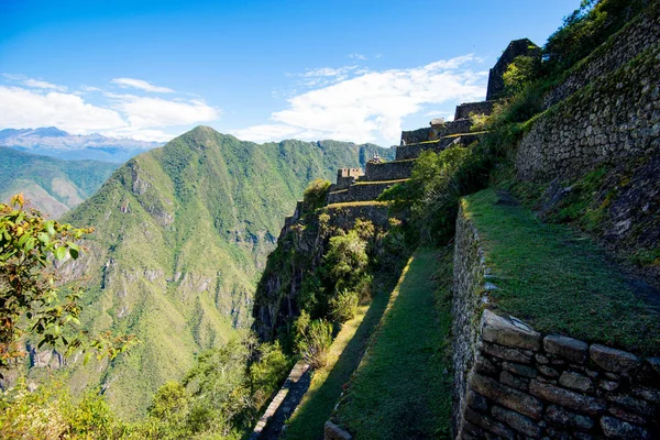 Machu Picchu - Machu Picchu 'daki Huayna Picchu dağından ve eski harabelerden görüntü — Stok fotoğraf