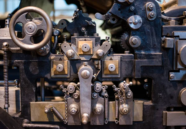 Vista ravvicinata di una vecchia macchina da stampa — Foto Stock