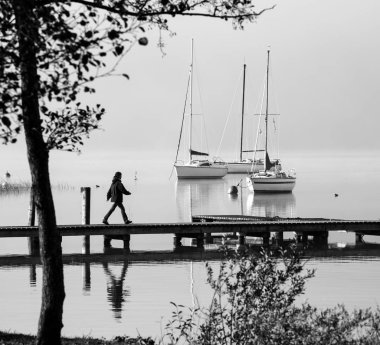 Issız tekneleri olan sisli göl - Mondsee, Avusturya