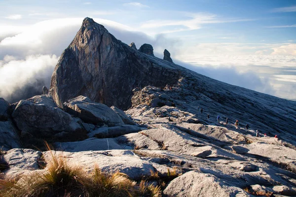Cumbre del Monte Kinabalu picos rocosos, Borneo, Malasia — Foto de Stock