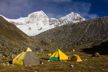 Huascaran Ulusal Parkı 'nda Nevado Pisco ve Huandoy' a tırmanmak için ana kamp - Peru