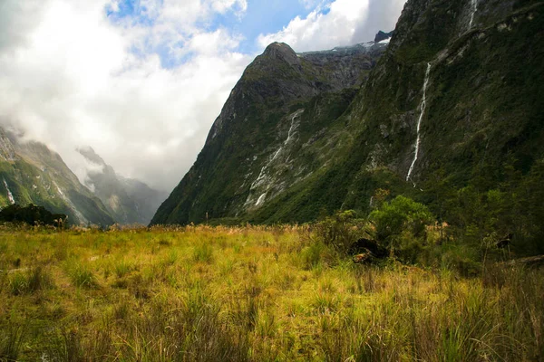 Valle con cascada cayendo, Milford Track - Nueva Zelanda — Foto de Stock