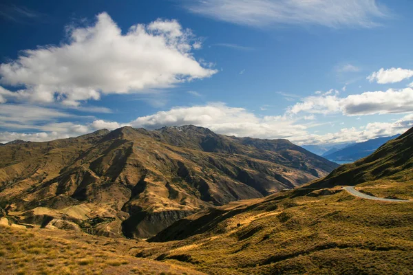 Yeni Zelanda 'nın güzel manzarası. Yeşil otlarla kaplı tepeler. — Stok fotoğraf