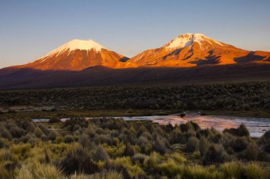 And Dağları 'nda günbatımı. Parinacota ve Pomerade volkanları - Bolivya