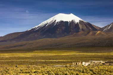 Parinacota volkanı ve ay - Orta And Dağları 'nda Altiplano, Bolivya