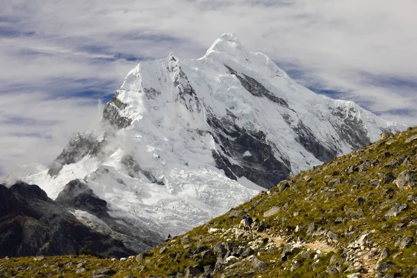 Cordilera Blanca 'daki Chopicalqui Tepesi, Peru, Güney Amerika