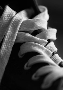 Siyah ayakkabılı beyaz ayakkabı - siyah beyaz ayrıntı