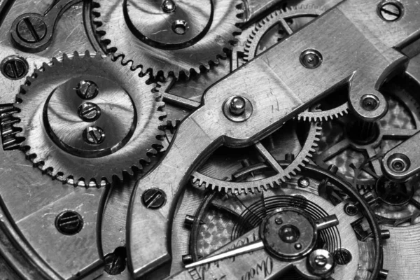 Часовой механизм Old Clock Watch Mechanism with gears - close-up, black and white — стоковое фото