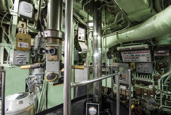 Sala de control con periscopio - Interiores del submarino USS Growler SSG-57 que se retiró del servicio en 1964 de la Armada de los Estados Unidos — Foto de Stock